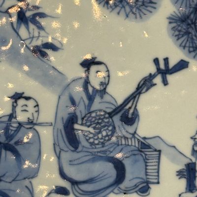 A Chinese blue and white 'Musicians in a Garden' dish — foto 7