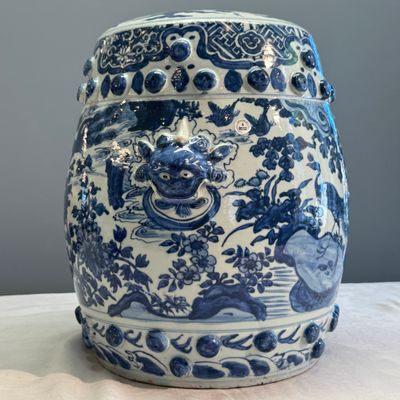 A Chinese blue and white 'Peacocks and Cranes' garden stool — 照片 1