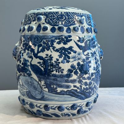 A Chinese blue and white 'Peacocks and Cranes' garden stool — 照片 2