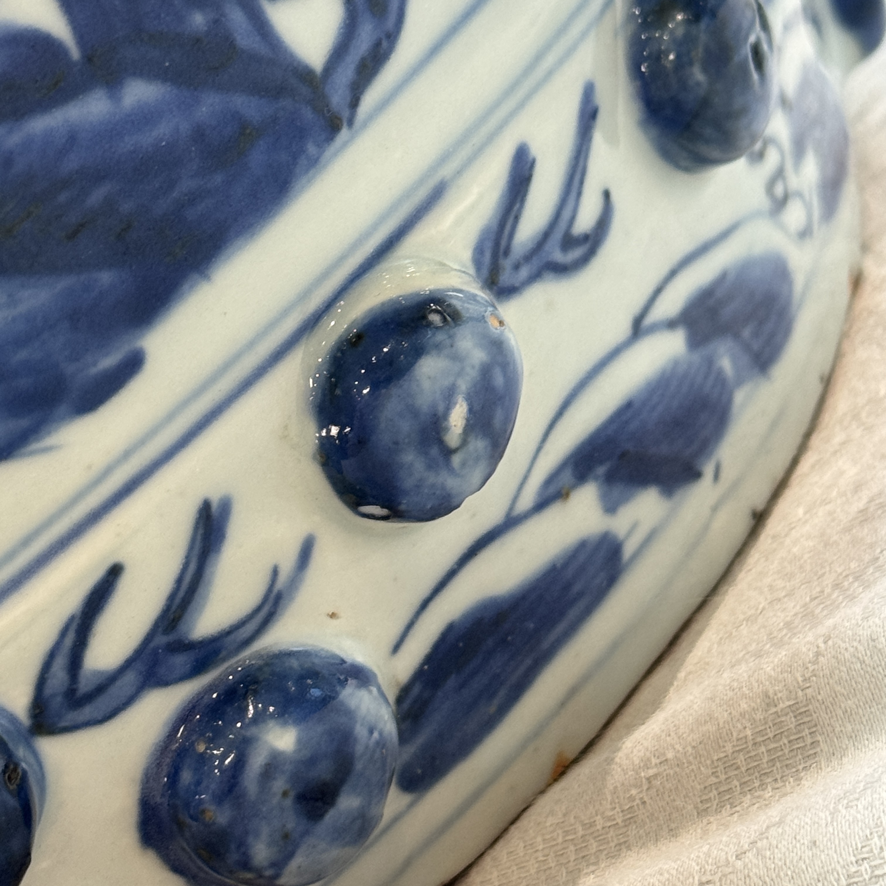 A Chinese blue and white 'Peacocks and Cranes' garden stool — 照片 18