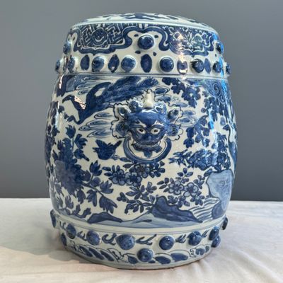 A Chinese blue and white 'Peacocks and Cranes' garden stool — 照片 3