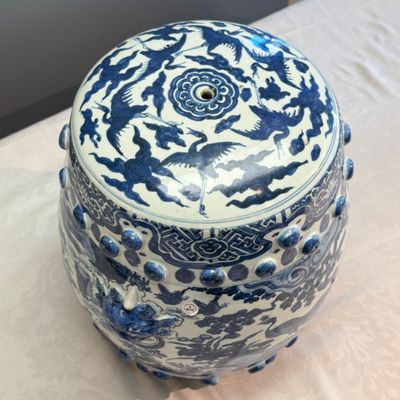 A Chinese blue and white 'Peacocks and Cranes' garden stool — 照片 5