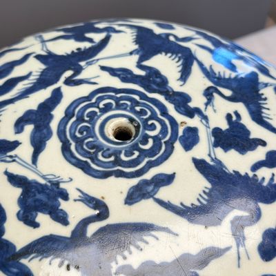 A Chinese blue and white 'Peacocks and Cranes' garden stool — 照片 6