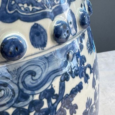 A Chinese blue and white 'Peacocks and Cranes' garden stool — 照片 8