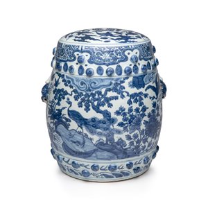 A Chinese blue and white 'Peacocks and Cranes' garden stool — 照片 1