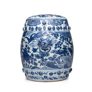 A Chinese blue and white 'Peacocks and Cranes' garden stool — 照片 3