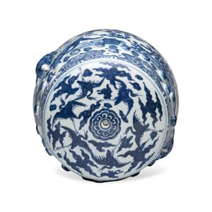 A Chinese blue and white 'Peacocks and Cranes' garden stool — 照片 6