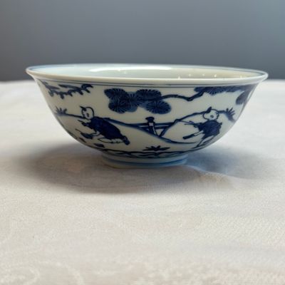 A Chinese blue and white 'Sima Guang Breaking the Vat' bowl — photo 1