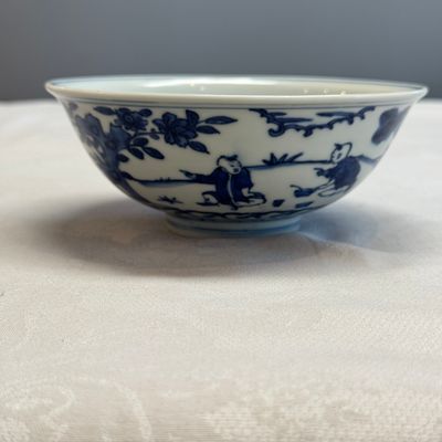 A Chinese blue and white 'Sima Guang Breaking the Vat' bowl — photo 2