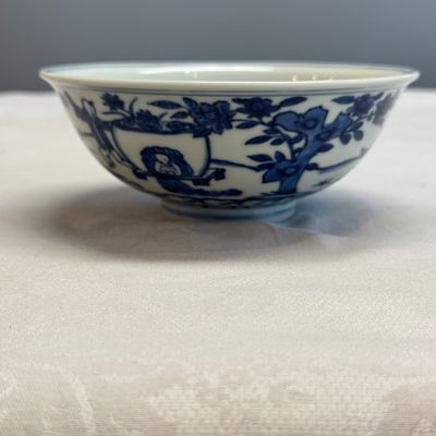 A Chinese blue and white 'Sima Guang Breaking the Vat' bowl — photo 3
