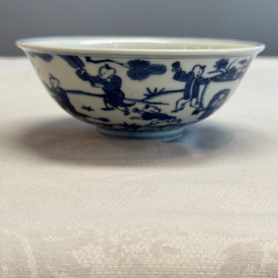 A Chinese blue and white 'Sima Guang Breaking the Vat' bowl — photo 4