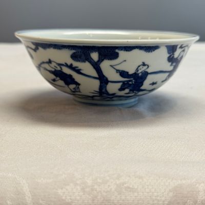 A Chinese blue and white 'Sima Guang Breaking the Vat' bowl — photo 5