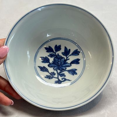 A Chinese blue and white 'Sima Guang Breaking the Vat' bowl — photo 6