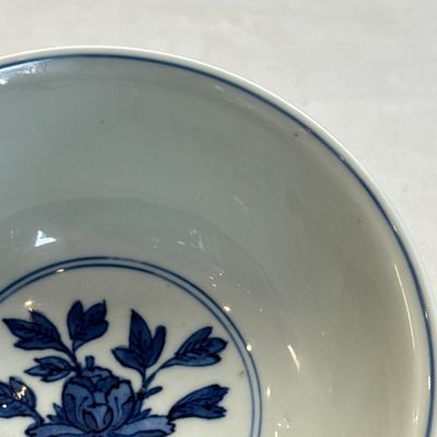 A Chinese blue and white 'Sima Guang Breaking the Vat' bowl — photo 9