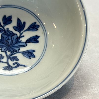 A Chinese blue and white 'Sima Guang Breaking the Vat' bowl — photo 10