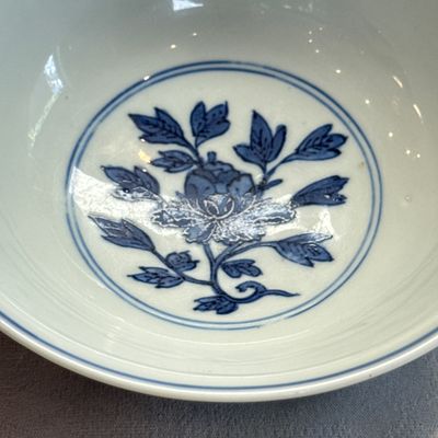 A Chinese blue and white 'Sima Guang Breaking the Vat' bowl — photo 11