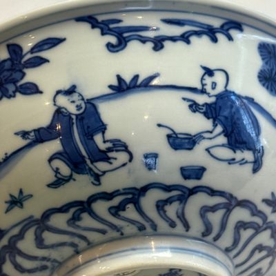 A Chinese blue and white 'Sima Guang Breaking the Vat' bowl — photo 13