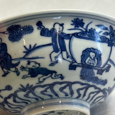 A Chinese blue and white 'Sima Guang Breaking the Vat' bowl — photo 15
