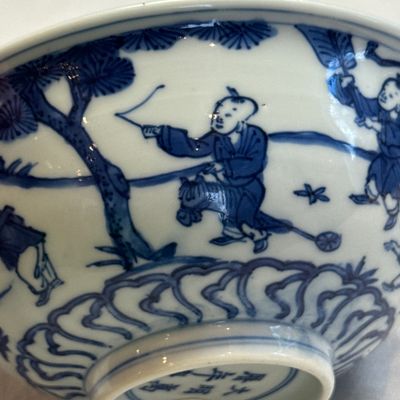 A Chinese blue and white 'Sima Guang Breaking the Vat' bowl — photo 16