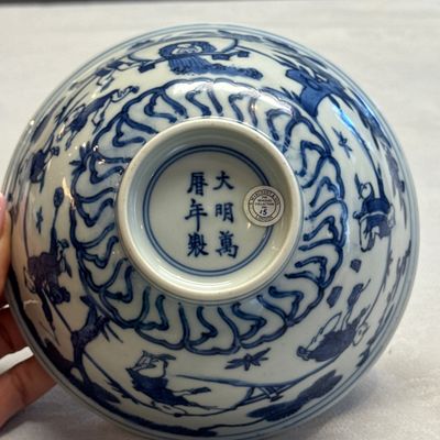 A Chinese blue and white 'Sima Guang Breaking the Vat' bowl — photo 17