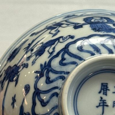 A Chinese blue and white 'Sima Guang Breaking the Vat' bowl — photo 19