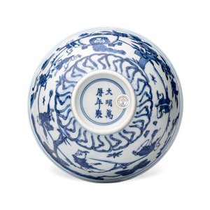 A Chinese blue and white 'Sima Guang Breaking the Vat' bowl — photo 6