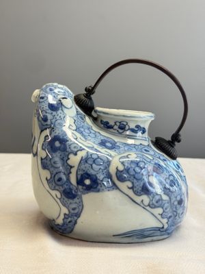 A Chinese blue and white 'Toad' ewer  — photo 2