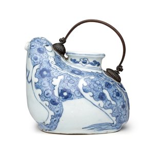 A Chinese blue and white 'Toad' ewer  — photo 2