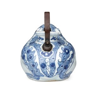 A Chinese blue and white 'Toad' ewer  — photo 3