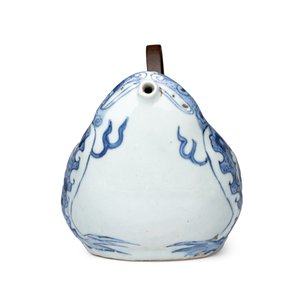 A Chinese blue and white 'Toad' ewer  — photo 5