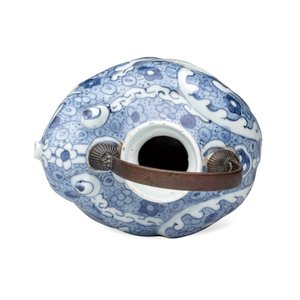 A Chinese blue and white 'Toad' ewer  — photo 6