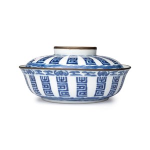 A Chinese blue and white Vietnamese market 'Bleu de Hue' bowl and cover — photo 3