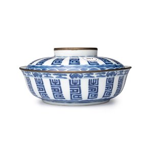 A Chinese blue and white Vietnamese market 'Bleu de Hue' bowl and cover — photo 4