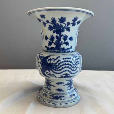 A Chinese blue and white 'Zun' vase with dragon and phoenix design — foto 1