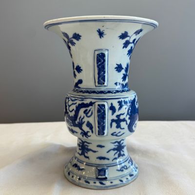 A Chinese blue and white 'Zun' vase with dragon and phoenix design — foto 2