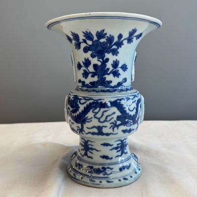 A Chinese blue and white 'Zun' vase with dragon and phoenix design — foto 3