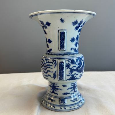 A Chinese blue and white 'Zun' vase with dragon and phoenix design — foto 4
