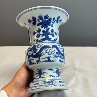 A Chinese blue and white 'Zun' vase with dragon and phoenix design — foto 5