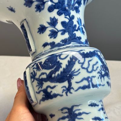A Chinese blue and white 'Zun' vase with dragon and phoenix design — foto 6