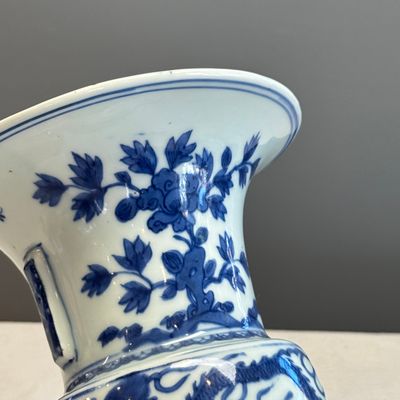A Chinese blue and white 'Zun' vase with dragon and phoenix design — foto 7
