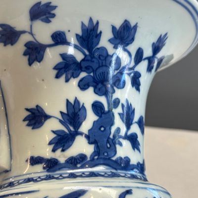 A Chinese blue and white 'Zun' vase with dragon and phoenix design — foto 8