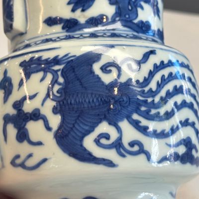 A Chinese blue and white 'Zun' vase with dragon and phoenix design — foto 9