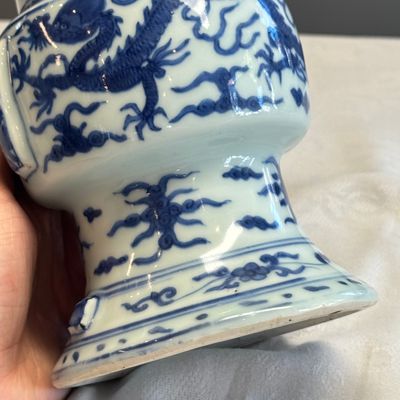 A Chinese blue and white 'Zun' vase with dragon and phoenix design — foto 10