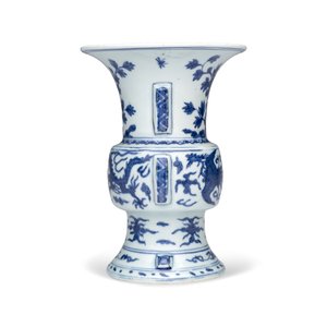 A Chinese blue and white 'Zun' vase with dragon and phoenix design — foto 2