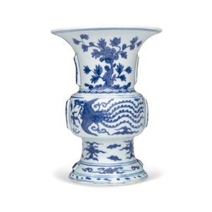 A Chinese blue and white 'Zun' vase with dragon and phoenix design — foto 3