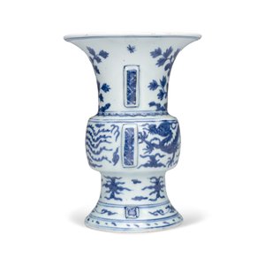 A Chinese blue and white 'Zun' vase with dragon and phoenix design — foto 4