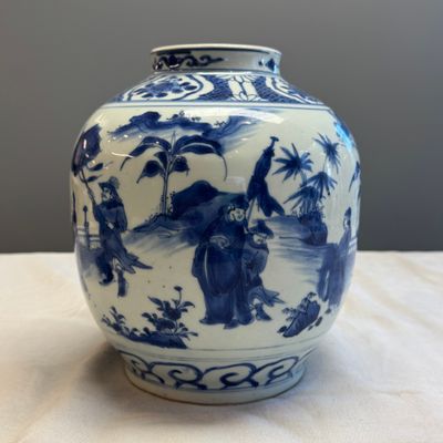 A Chinese blue and white baluster vase with narrative design — 照片 1