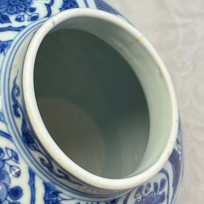 A Chinese blue and white baluster vase with narrative design — 照片 20