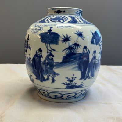 A Chinese blue and white baluster vase with narrative design — 照片 5