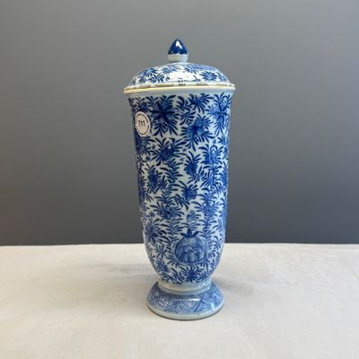 A Chinese blue and white beaker and cover with floral design — photo 2